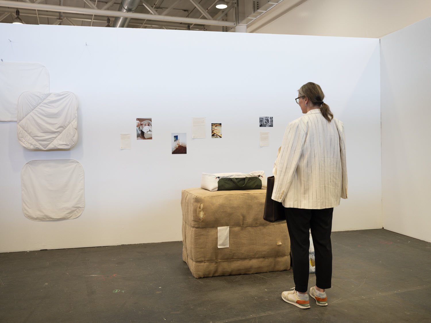 Visitor in the exhibition (installatin by Emma Casella)